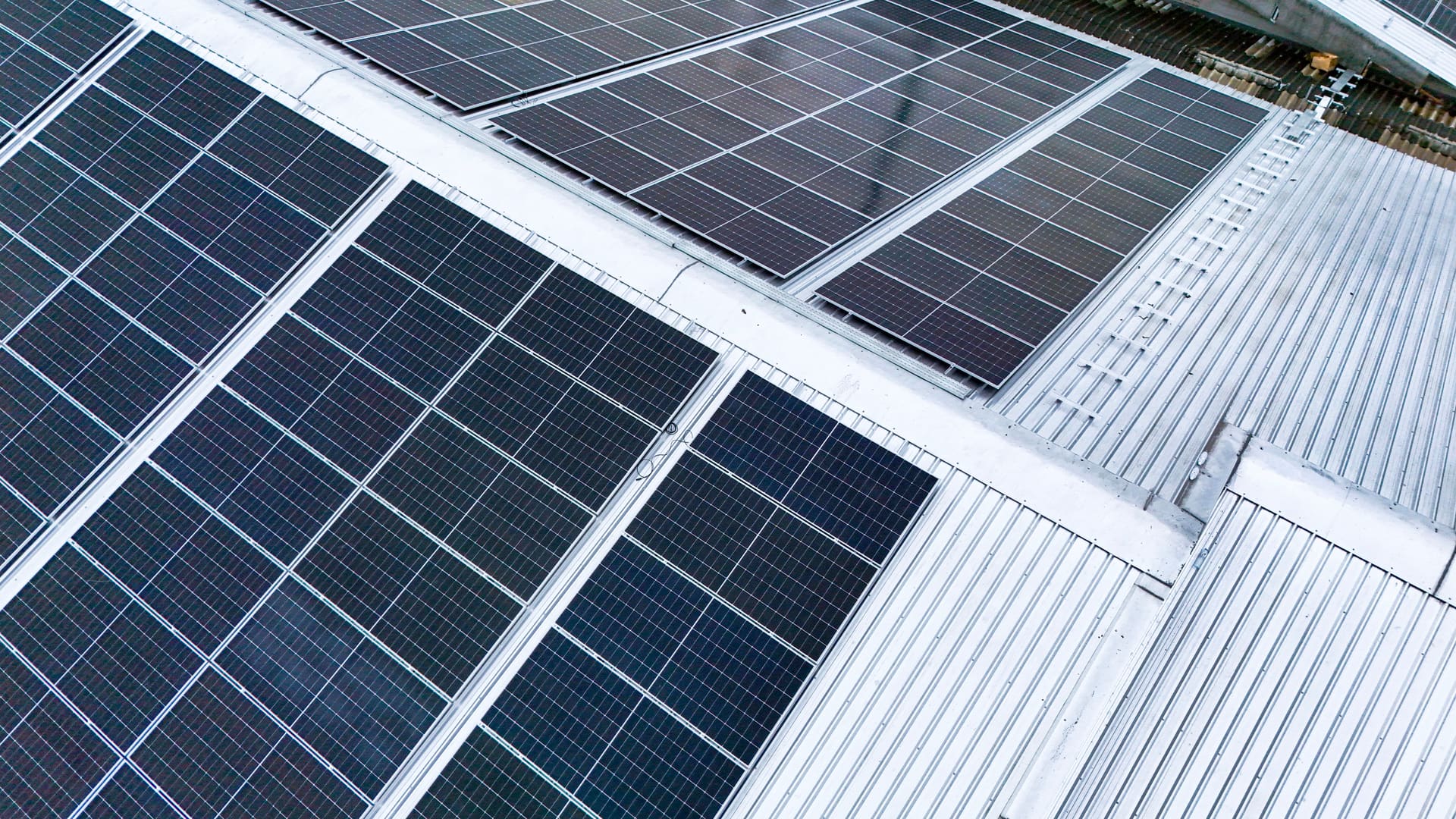 Vista aérea de una cubierta industrial con paneles fotovoltaicos instalados