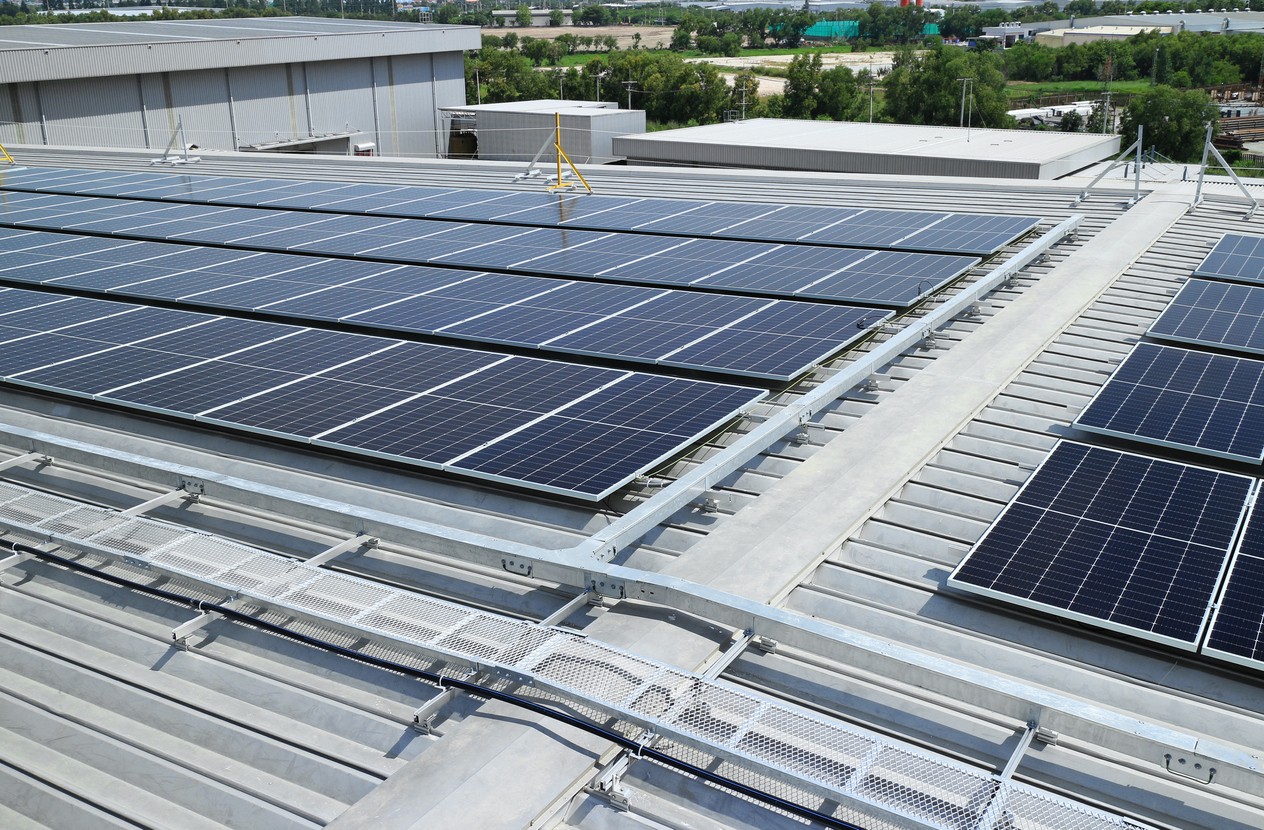 Instalación fotovoltaica de Morla Energy sobre la cubierta de una nave industrial
