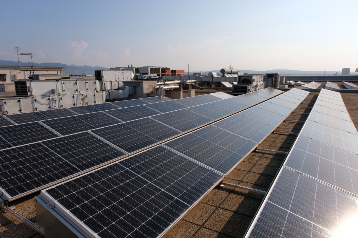 Instalación de autoconsumo fotovoltaico sobre la cubierta de una nave industrial