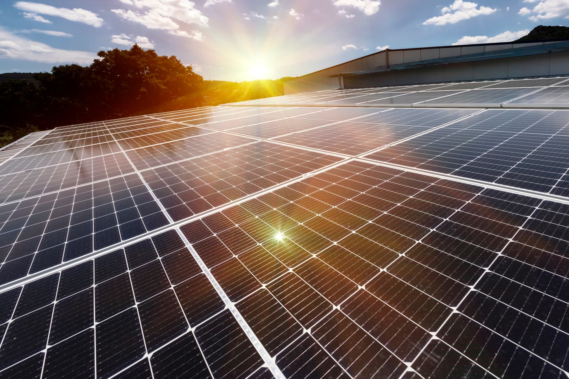 Cubierta de nave industrial con instalación de paneles fotovoltaicos